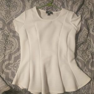 Cute white top iZ byer